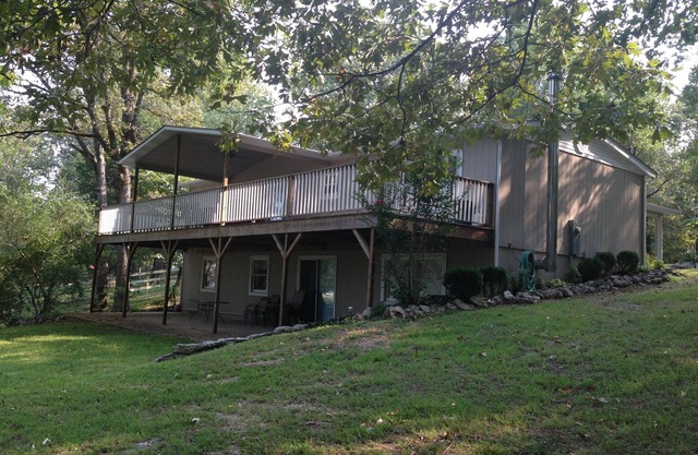 OZARK GETAWAY-Mtn. Home AR Cabin-Sleeps10. 2K,2Q,2T, 3 Baths, HS Internet/WiFi