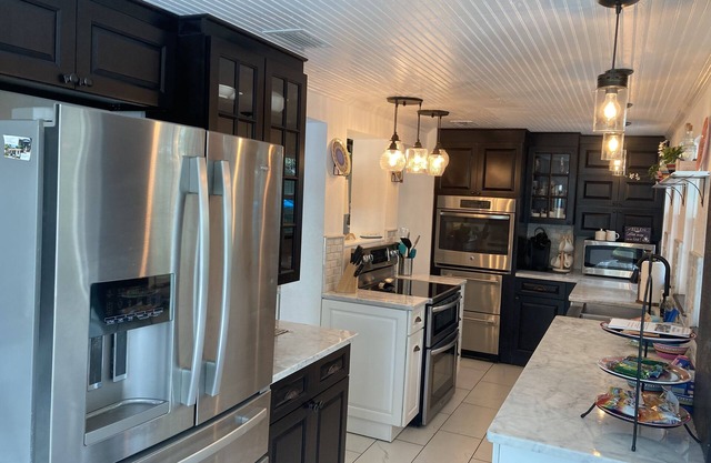Ozona Bungalow&Guesthouse! Pet friendly, slps 8, 3 blks to Trail, brewery & eats