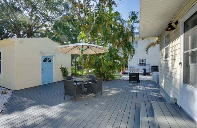 Ozona Studio w/Shared Deck - Steps to Gulf!