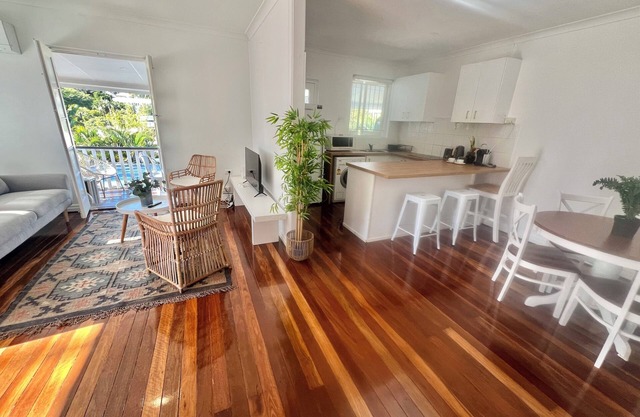 PaddingtonPad walk to Suncorp close to train city restaurants one car space
