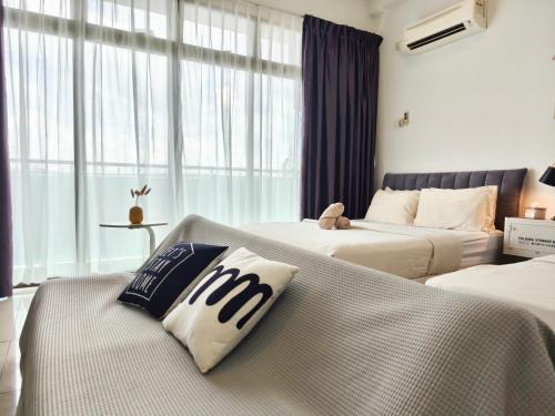 Palazio Mount Austin studio with Balcony 4 plus 1pax with TV box 5mins AEON 3a06