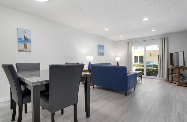 Palm Bay Club Siesta Key Newley renovated !