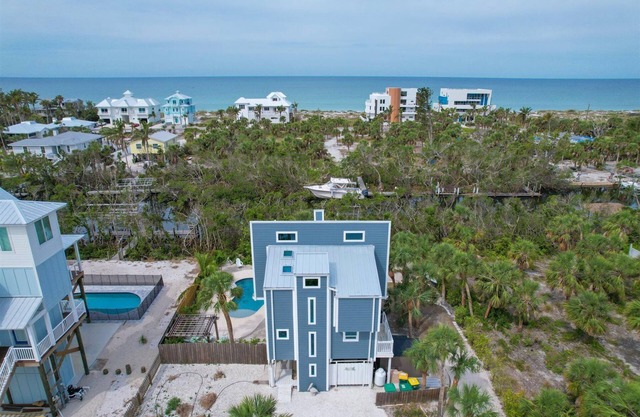 Palm Island Cove: Your oasis near the beach! 3 Bedrooms, 1.5 baths and spacous outdoor shower!