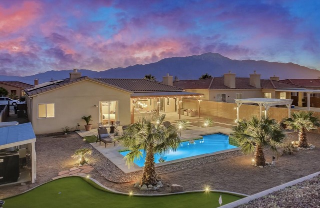 Palm Luxury Villa w/hot tub, private pool, putting green, remote work