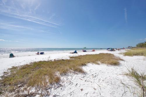 Palmetto Beach Cottage by Sun Palace Vacations