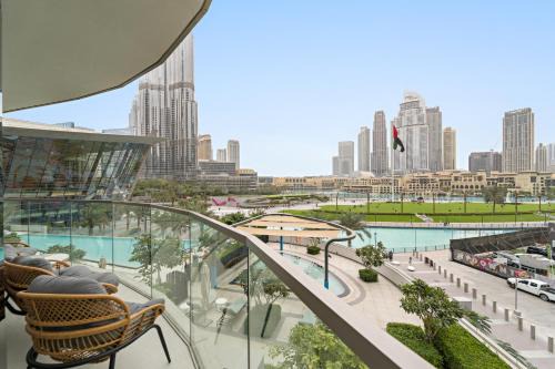 Panoramic 2BR with Pool & Burj View Next to Mall