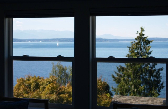Panoramic sound, mountain & beach view close to beach. 3 bedrooms & 2 bathrooms