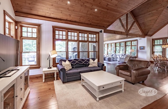Panoramic View of Lake Muskoka, Privacy! Sleeps 20! Entertaining+! Location!