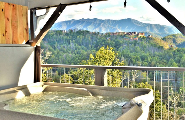 Panoramic Views, LED Hot Tub, King Suite, Wi-Fi, Minutes to Downtown Gatlinburg