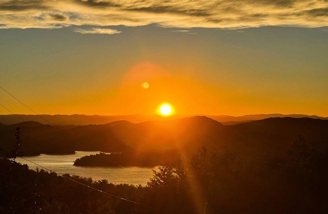 Panoramic views of Lake Norris, game room & mountain scenery