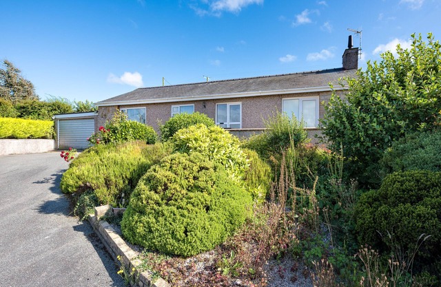 Pant Gwyn Bungalow - Three Bedroom House, Sleeps 8