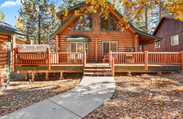 Papa Bear's Hideout - Dream Getaway with Hot Tub and Game Room!