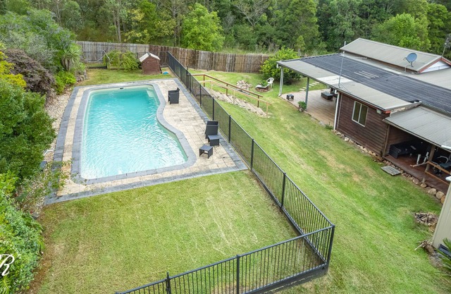 Paperbark - A tranquil eco-friendly rural retreat with privacy and a pool.