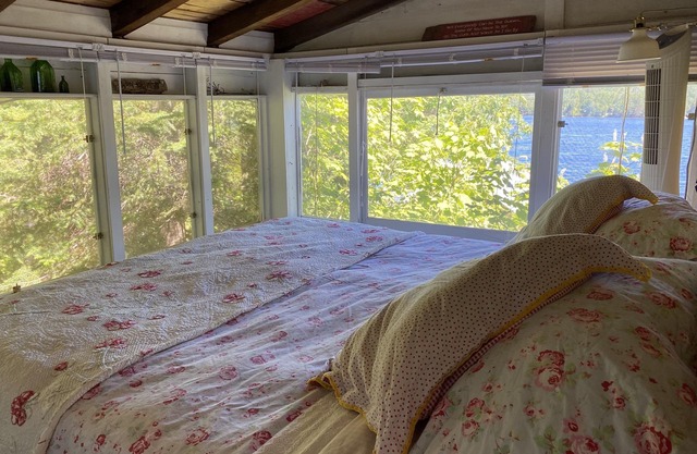 Papineau Lake cottage and converted boathouse, clean water, sleeps up to 10.