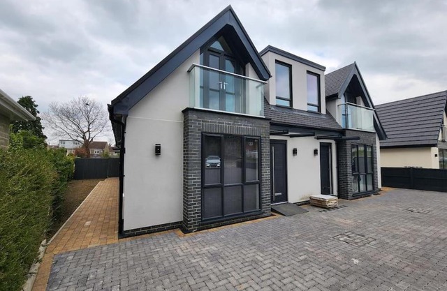 Paradigm Court, Modern 2-Bedroom Apartment F2, Oxford