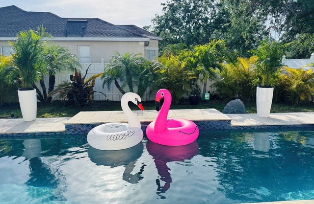 Paradise 4 Bedroom Heated Pool Home Near IMG Academy and Siesta Key Beach