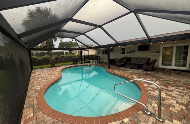 Paradise Central - Cozy 3 BR, 2 Bathroom home with heated pool & lanai