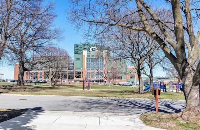 Park Place - Front Row to Lambeau Field! Sleeps 10