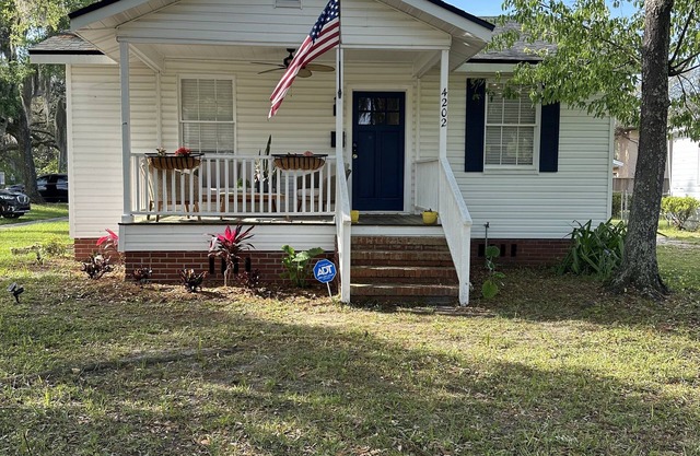 Park side bungalow near river