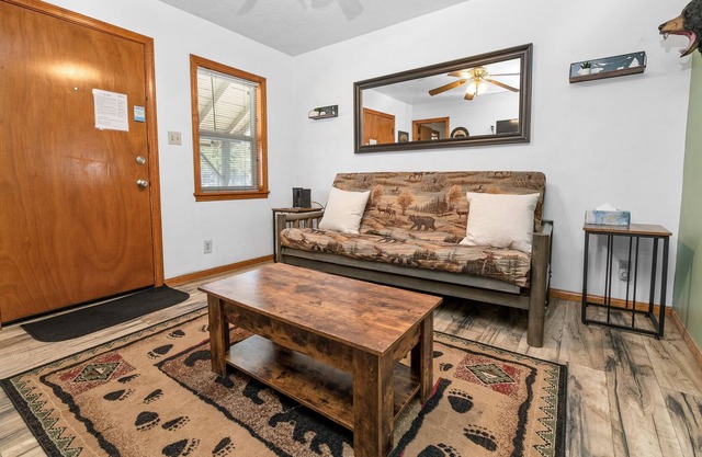 Parkside Cottage - Newly Remodeled Cabin Walking Distance To The Lake And Village! Arcade Table! 3 Bedroom Cottage