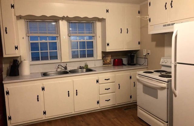 Parkside Cottage Nestled Between Two Public Parks (Pet Friendly)