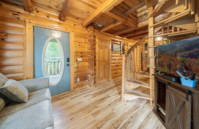 Parkway Treasure 3 Bedroom Cabin by Heavenly Views Resort