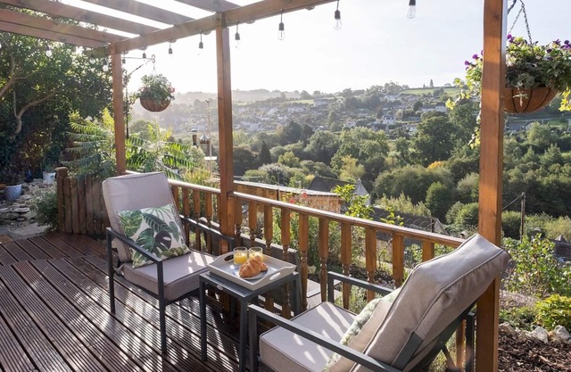 Pass the Keys | Cosy Cotswold cottage with stunning views