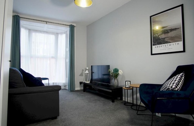 Pass the Keys Fantastic two bedroom Victorian Apartment