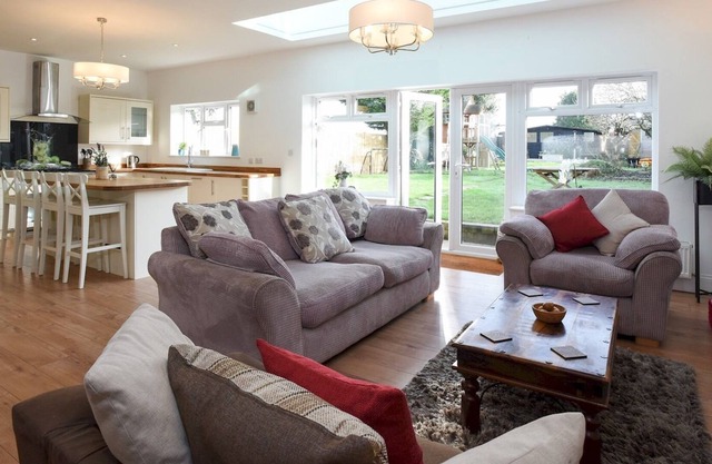 Pass the Keys | Huge 4bed - Sleeps 8 - Great Access To South Coast