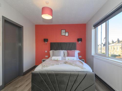 Pass the Keys Love Blooms in Lower Wortley - Couples Hideout with a Shared Kitchen
