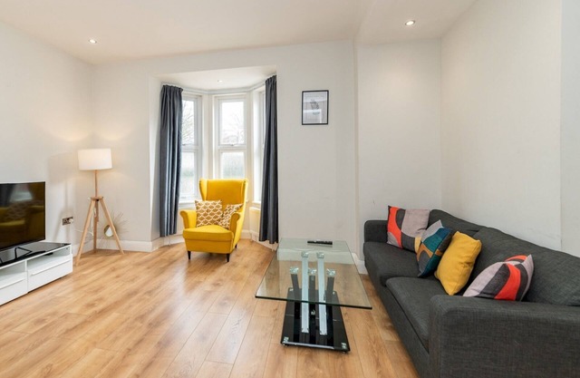 Pass the Keys | Spacious 2BR Flat Modern Convenient