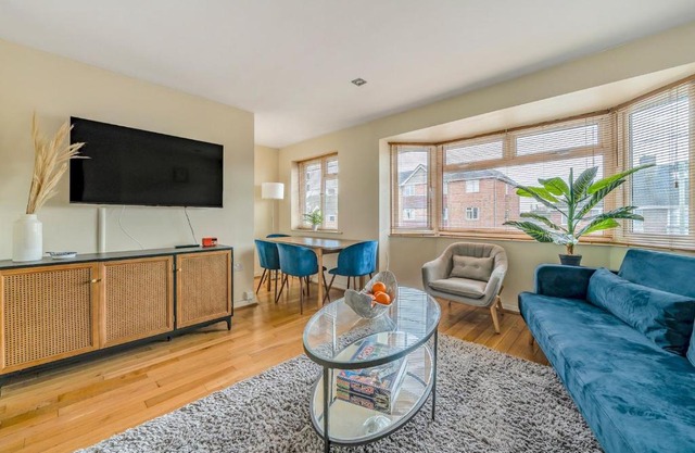 Pass the Keys Stylish 2BR Apartment Parking x 2 Oxford