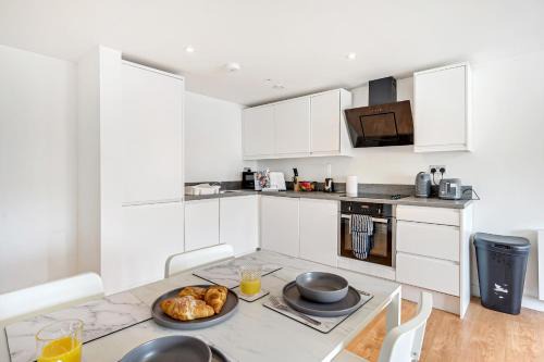 Pass The Keys Stylish 2 Bedroom Apartment on Altrincham High Street