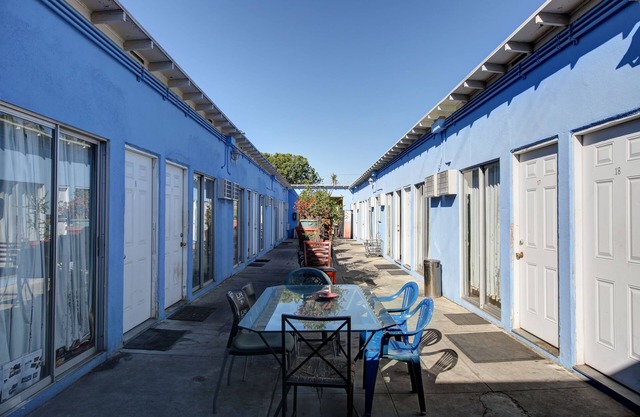 Pavilions Motel