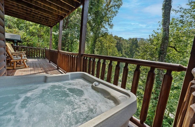 Paw Prints Secluded Mountain View Cabin with Hot Tub and Pool Table