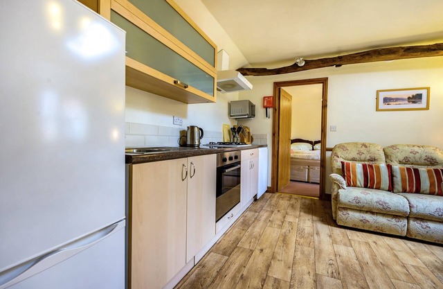 PEA TOP COTTAGE, pet friendly, with a garden in Culgaith