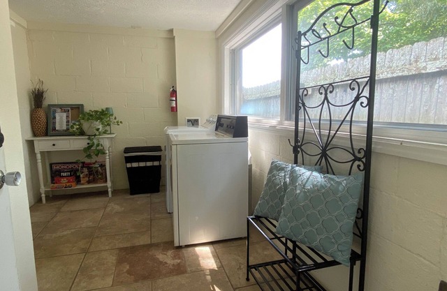 Peaceful 1950s 2-bedroom farmhouse in fantastic Knoxville location