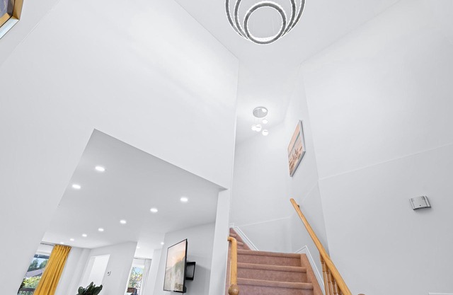 Peaceful - 4 bdrm home with fast WIFI free parking