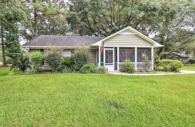 Peaceful Beaufort Home w/Front Porch + Grill