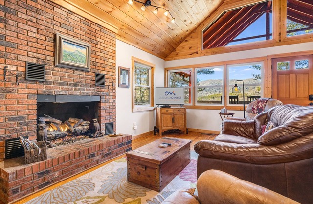 Peaceful Cabin w/Mountain Views, Trails + Biltmore Pass | Pet-Friendly