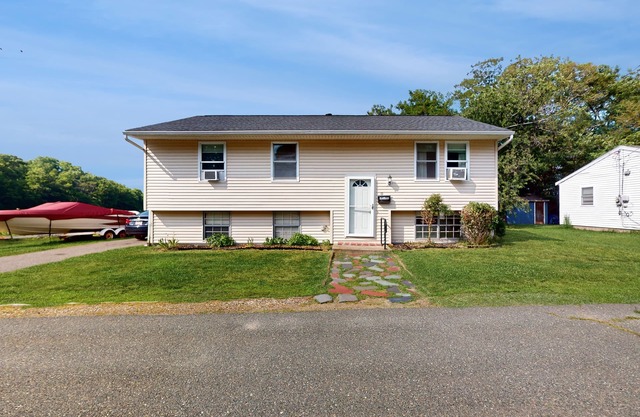 Peaceful centrally located home: w/yard & walking distance to town