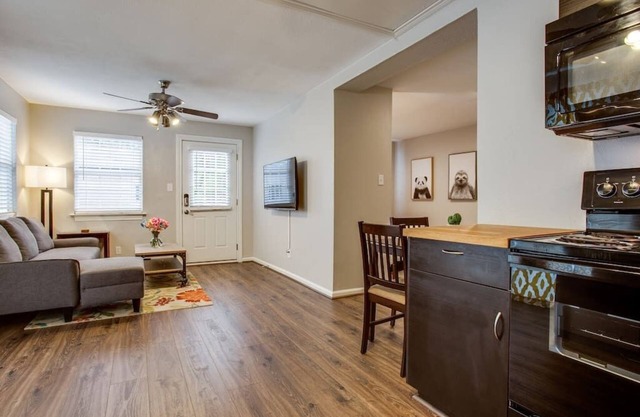 Peaceful & close to downtown. Professionally cleaned!