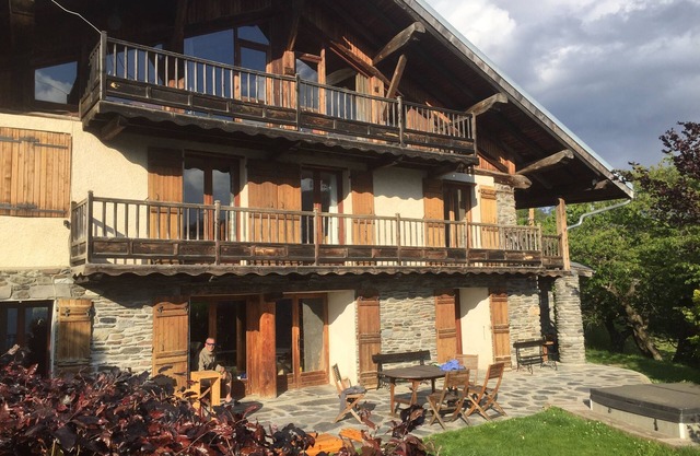 Peaceful, comfortable mountain chalet with sauna and jacuzzi
