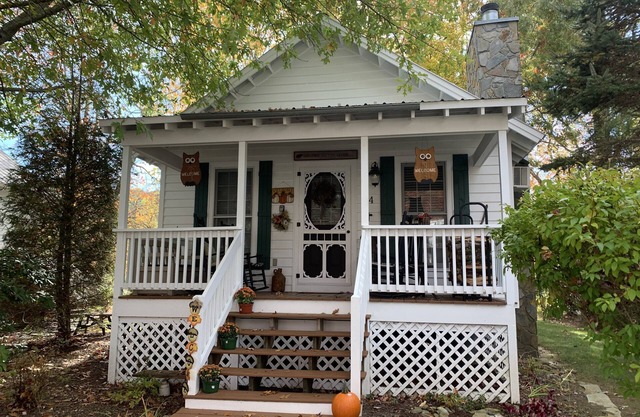 Peaceful Cottage on Linville River. Hike Blue Ridge mountains. Visit winery.