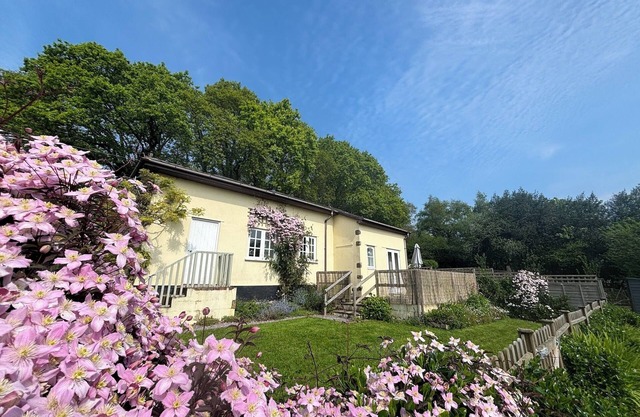 Peaceful country cottage with beautiful river views, family and dog friendly