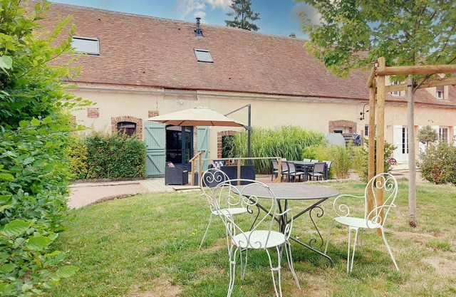 Peaceful countryside cottage near Chartres with parking