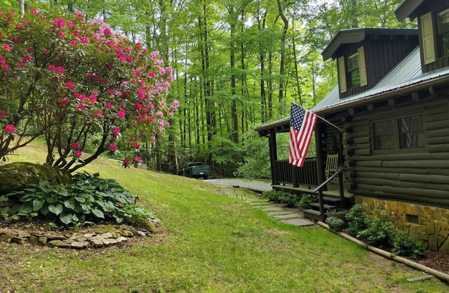 Peaceful creekside 2-bdrm cabin with WiFi, AC, hot tub in Nantahala Lake area