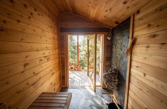 Peaceful ECO Sauna Cedar Hot Tub EV Mountain Views