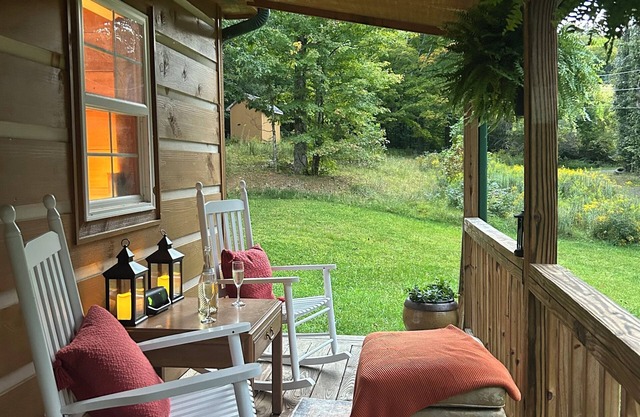 Peaceful elegant cabin on private land, Minutes from downtown West Jefferson.
