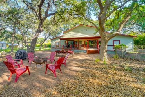 Peaceful Helotes Cabin Fire Pit, 9 Mi to Old Town
